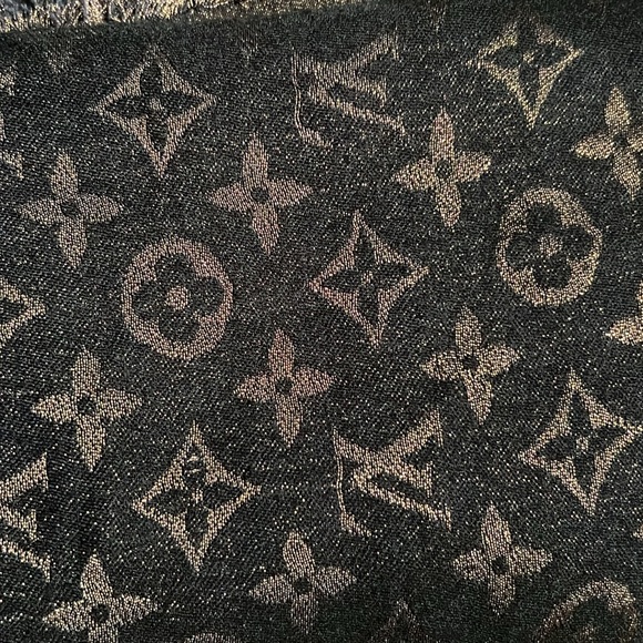 Louis Vuitton Navy Blue Scarf/Wrap🔥 - Picture 10 of 10